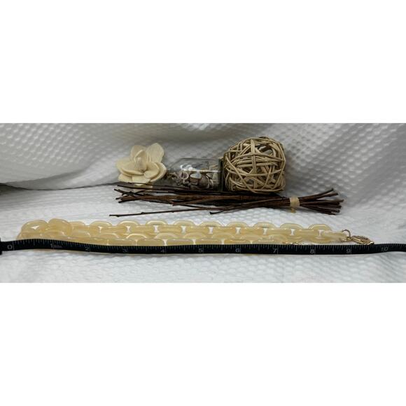 Vintage-Inspired Chunky Acrylic Chain Link Necklace – Cream & Gold – New - Picture 6 of 6